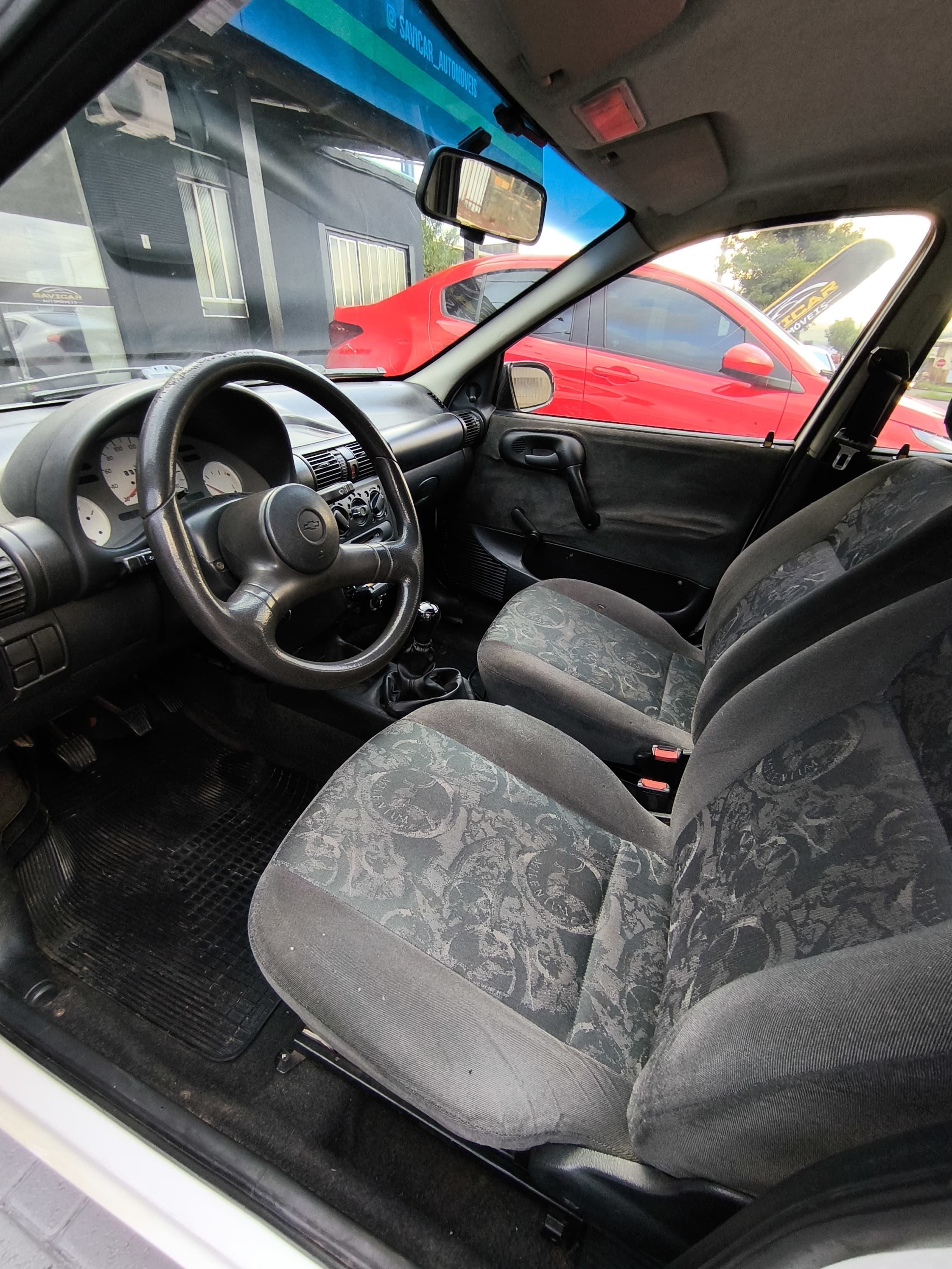 GM CORSA SEDAN BÁSICO 